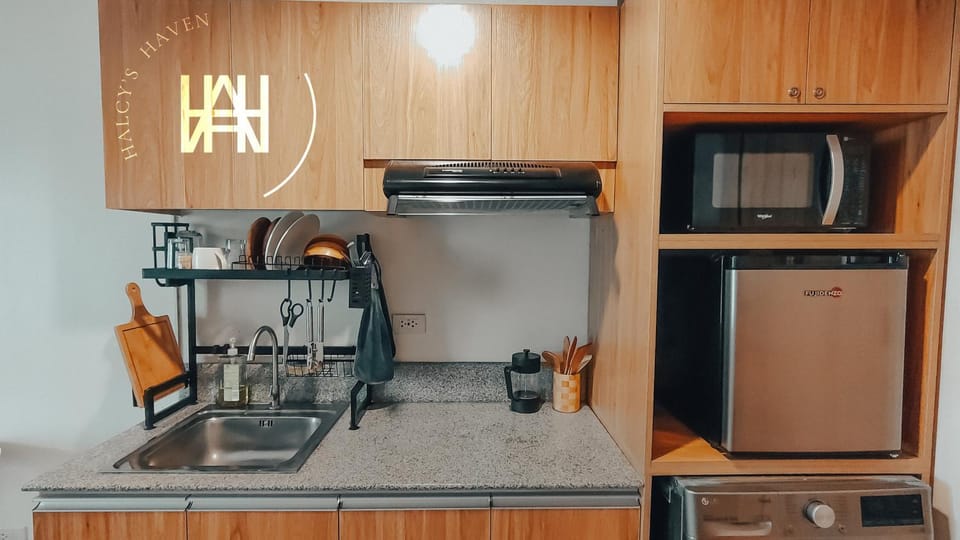 Kitchen or kitchenette, minibar, stove