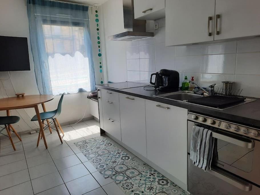 Kitchen or kitchenette, Dining area, pet friendly, stove, toaster
