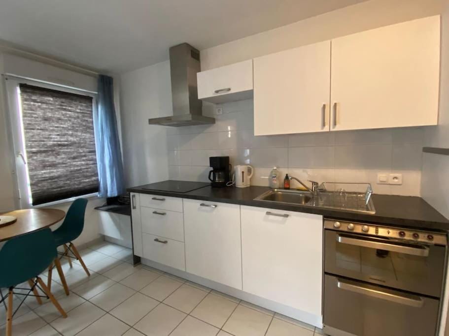 Kitchen or kitchenette, dishwasher, minibar, stove