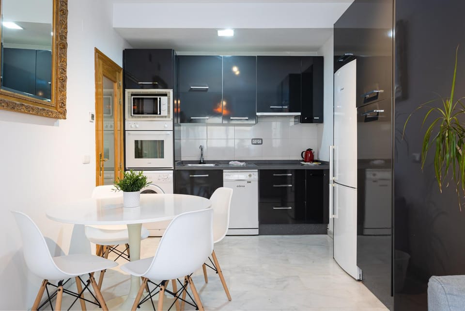 Coffee/tea facilities, Dining area, minibar, stove, washing machine, kitchen