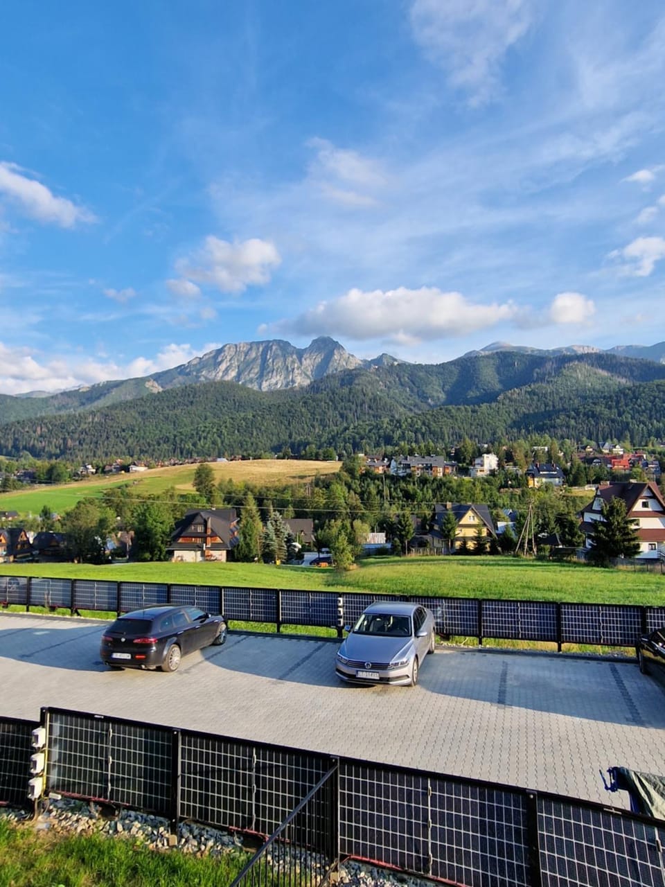 Neighbourhood, Natural landscape, Mountain view, Parking