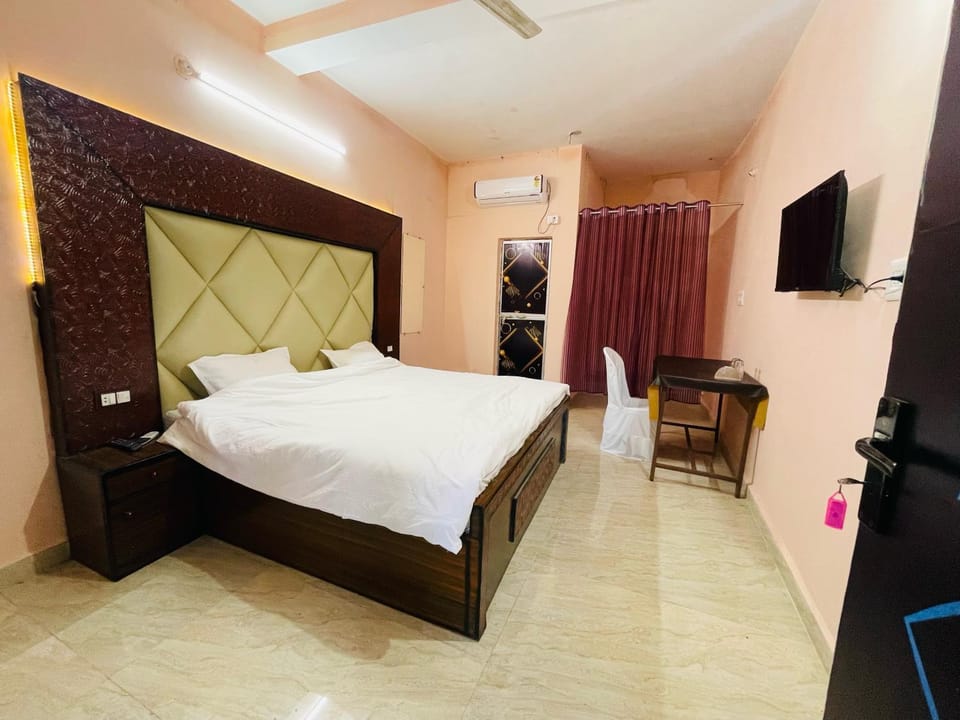 TV and multimedia, Photo of the whole room, Bedroom