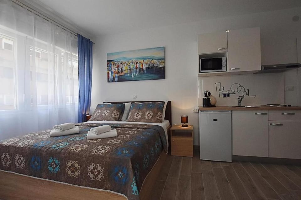 Kitchen or kitchenette, Bedroom