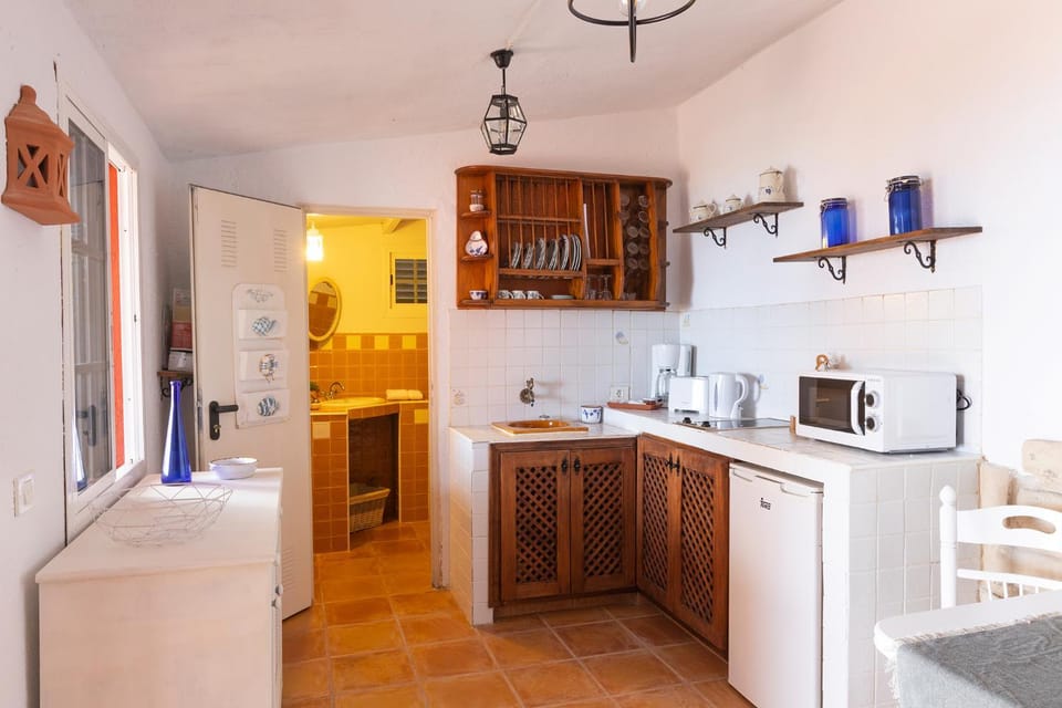 Kitchen or kitchenette, pet friendly, stove, toaster