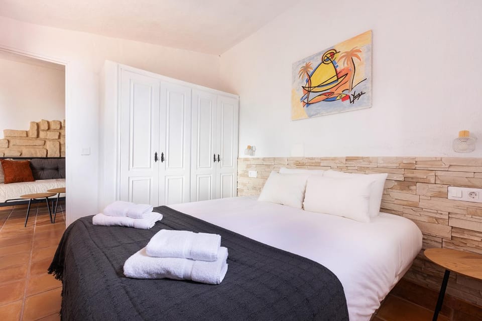 Photo of the whole room, Bedroom, towels
