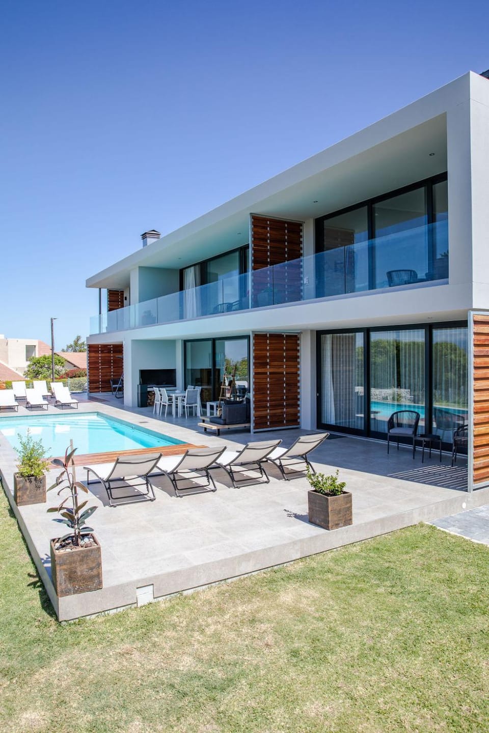 Property building, Swimming pool, sunbed