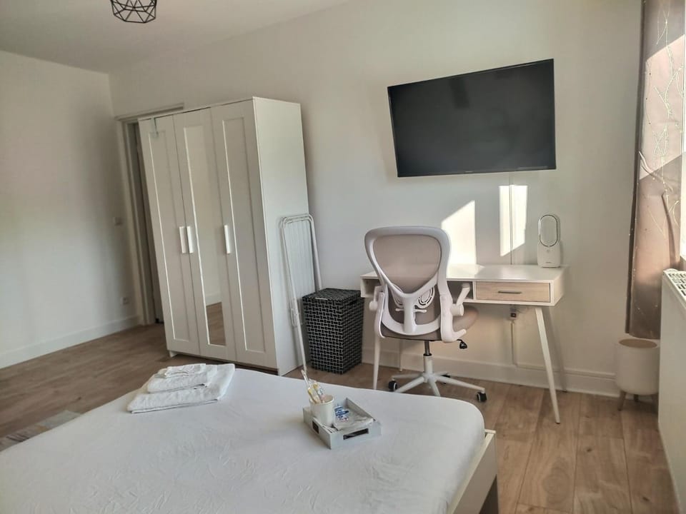 Bed, TV and multimedia, Photo of the whole room, Seating area, Bedroom, towels, wardrobe