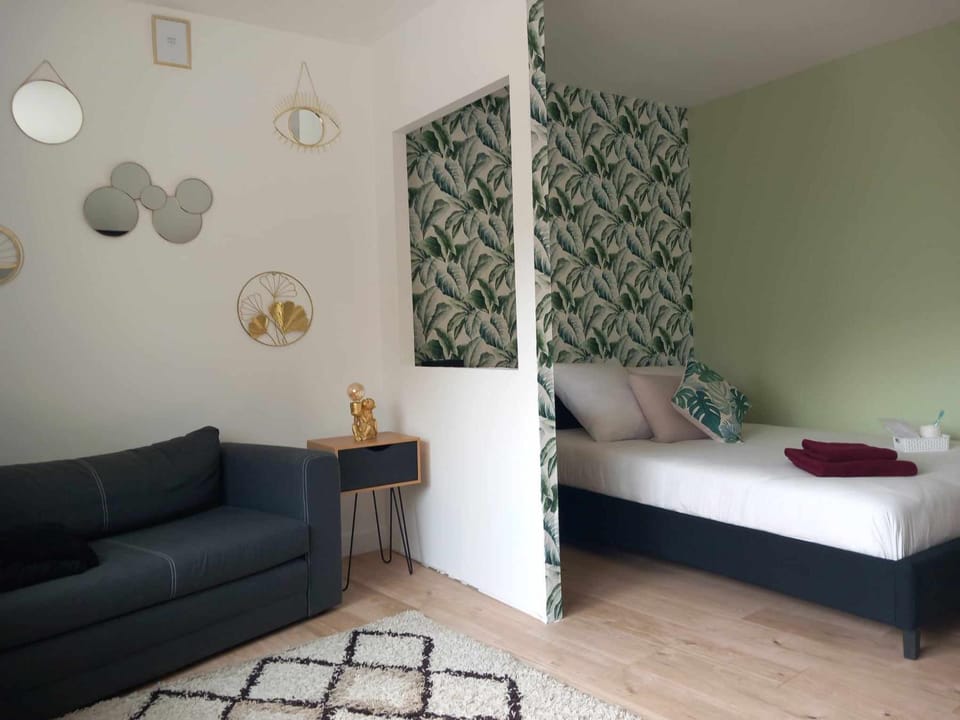 Photo of the whole room, Bedroom