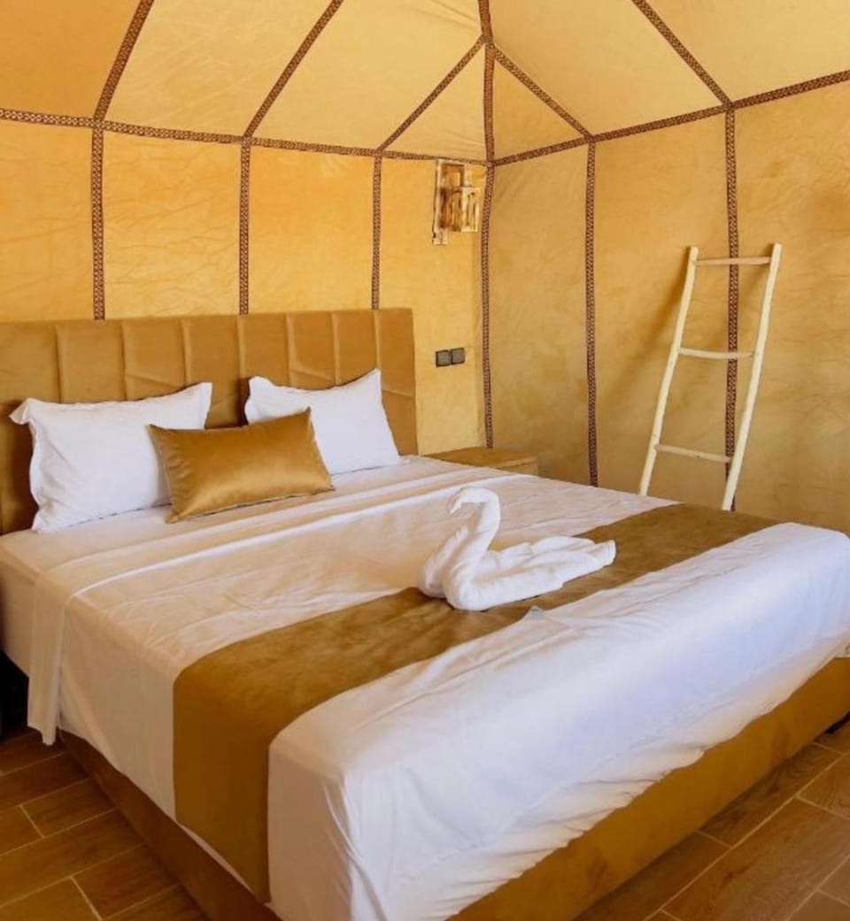 Bed, Photo of the whole room, Bedroom, bunk bed, towels