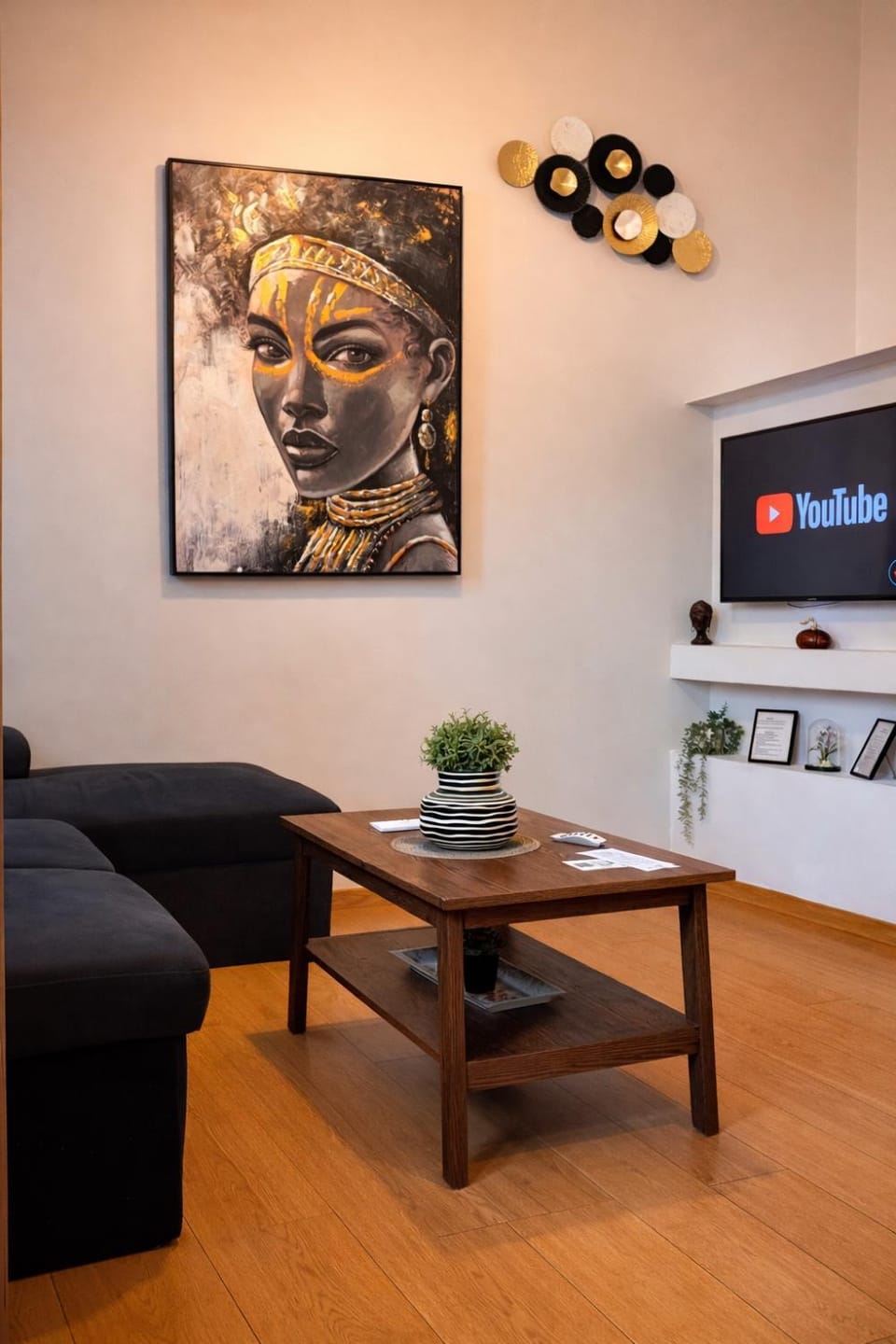 TV and multimedia, Living room, Decorative detail, Seating area, Evening entertainment