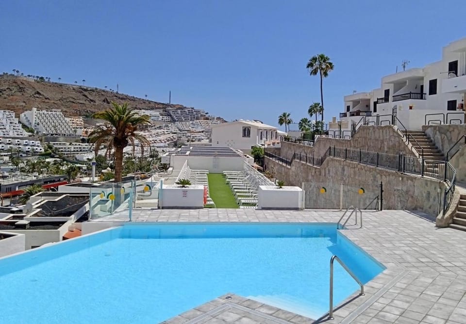 Swimming pool, sunbed
