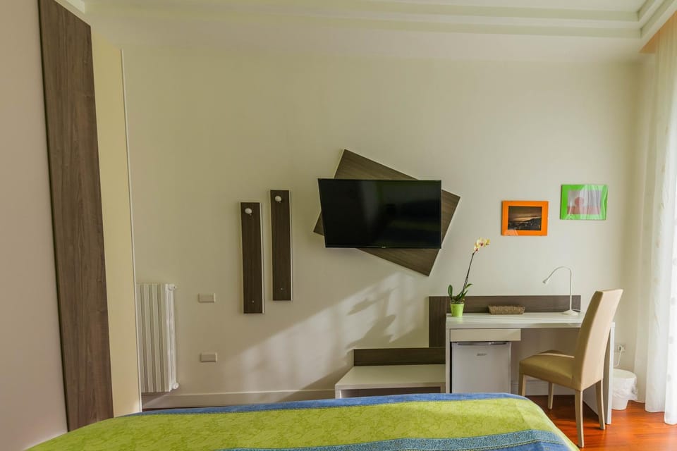 TV and multimedia, Photo of the whole room, Bedroom