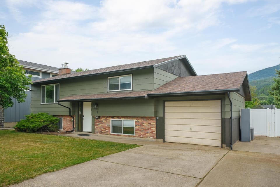 Facade/entrance, Garden, Mountain view, Parking
