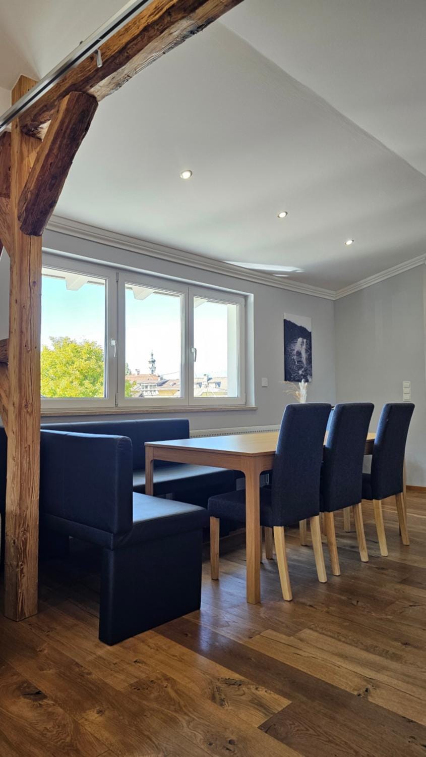 Seating area, Dining area