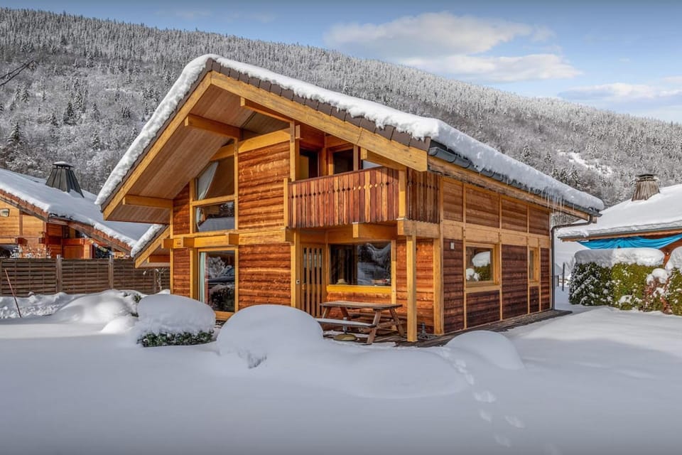 Property building, Day, Natural landscape, Winter, Mountain view