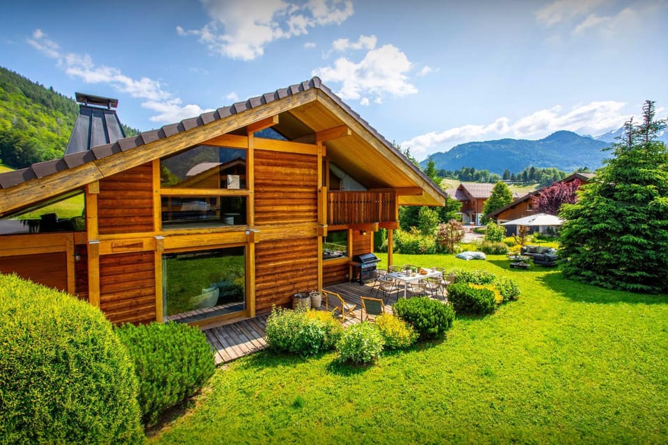 Property building, Spring, Day, Natural landscape, Garden, Balcony/Terrace, Garden view, Mountain view