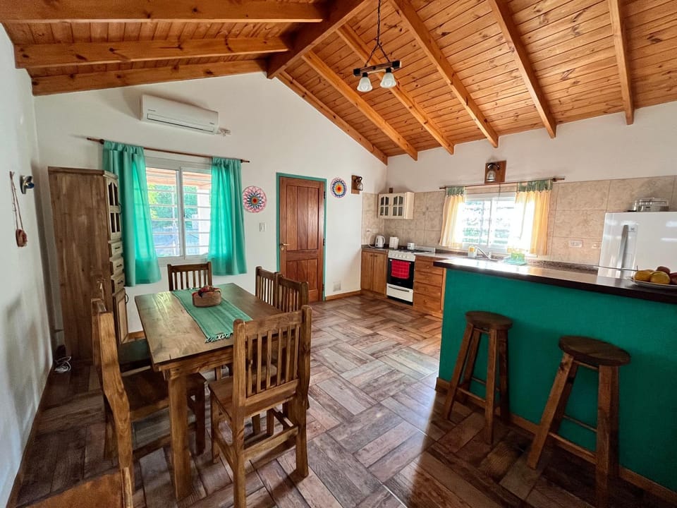 Kitchen or kitchenette, Dining area, minibar, oven, pet friendly