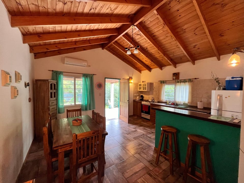 Kitchen or kitchenette, Dining area, minibar