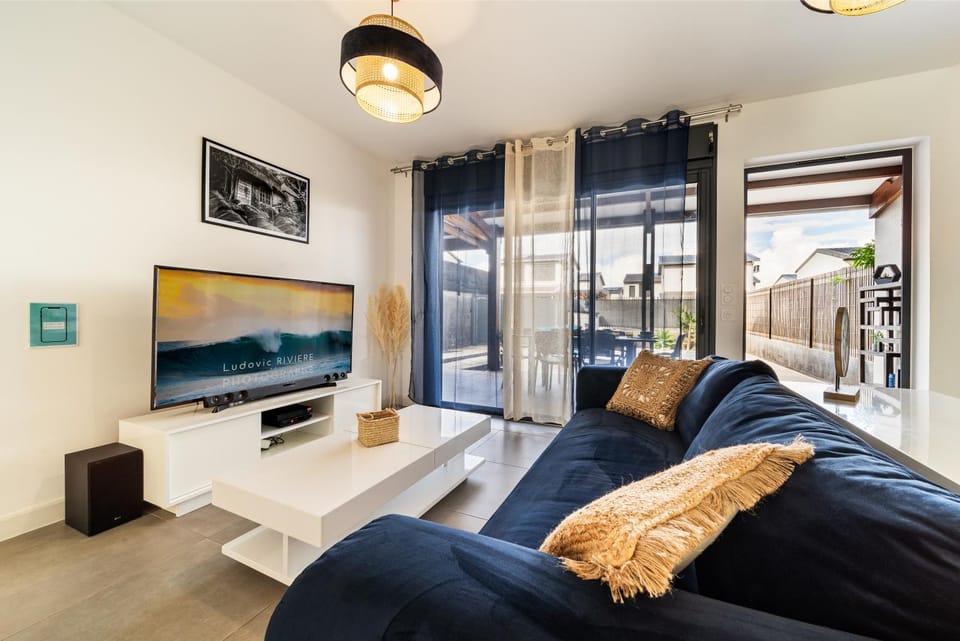 Communal lounge/ TV room, Living room, Seating area