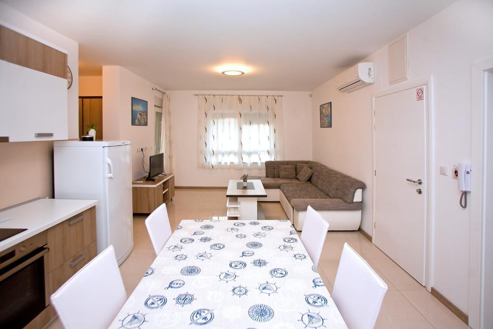 Kitchen or kitchenette, Living room, Seating area, Dining area