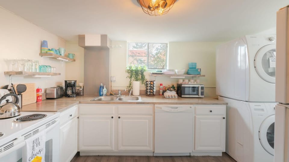 Coffee/tea facilities, Kitchen or kitchenette, dishwasher, oven, pet friendly, stove, toaster, washing machine, dryer