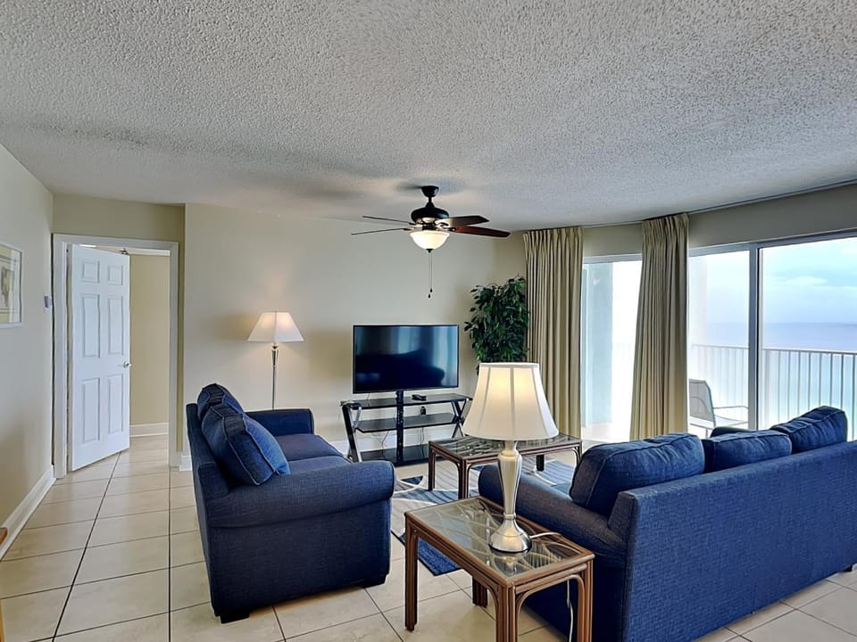 TV and multimedia, View (from property/room), Balcony/Terrace, Living room, Seating area, Sea view, furniture
