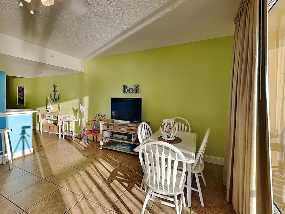 TV and multimedia, Living room, Seating area, Dining area, furniture