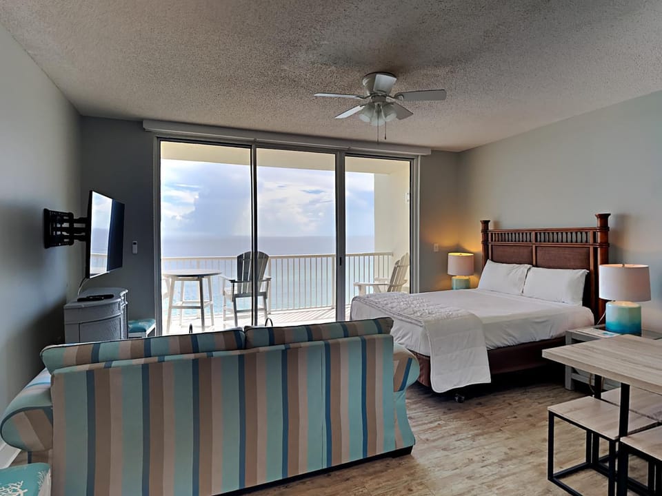 Bed, TV and multimedia, View (from property/room), Balcony/Terrace, Seating area, Bedroom, Sea view, furniture, wardrobe