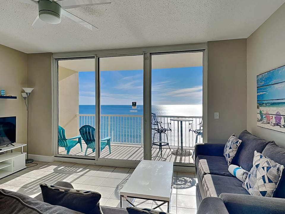 TV and multimedia, View (from property/room), Balcony/Terrace, Living room, Seating area, Sea view, furniture