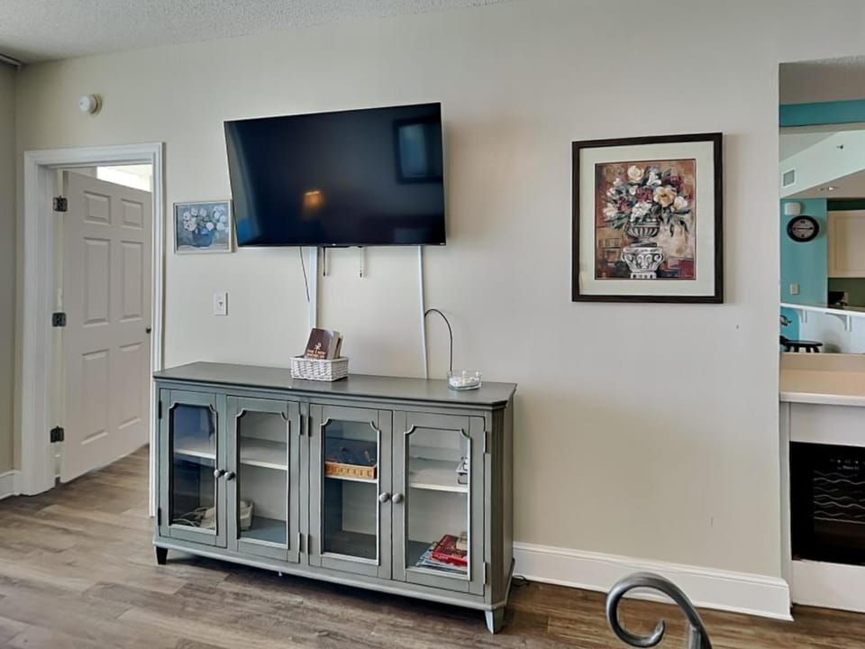 TV and multimedia, Living room, Seating area, furniture