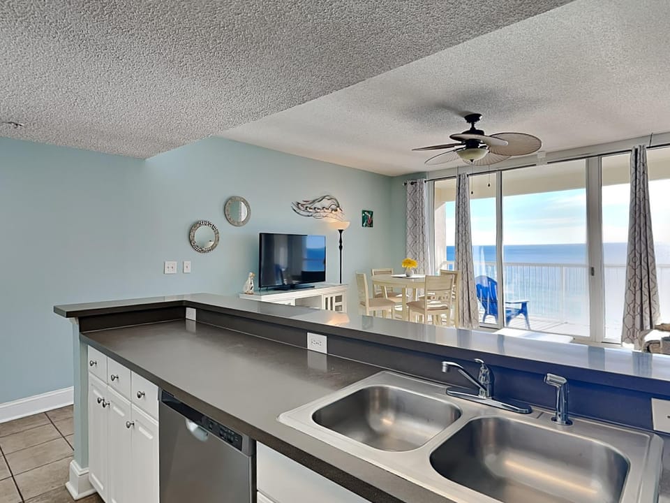 TV and multimedia, Balcony/Terrace, Kitchen or kitchenette, Seating area, Dining area, Sea view, dishwasher, furniture