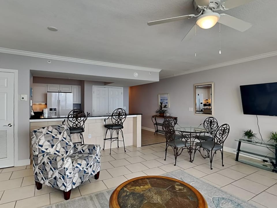 TV and multimedia, Kitchen or kitchenette, Living room, Seating area, Dining area, furniture