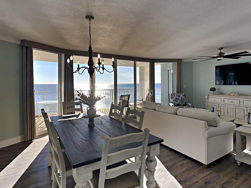 TV and multimedia, Balcony/Terrace, Living room, Seating area, Dining area, Sea view, furniture
