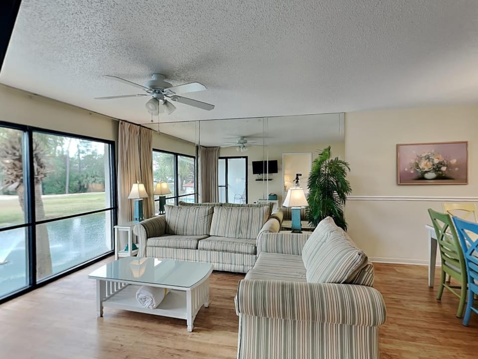 TV and multimedia, Living room, Seating area, Sea view, furniture