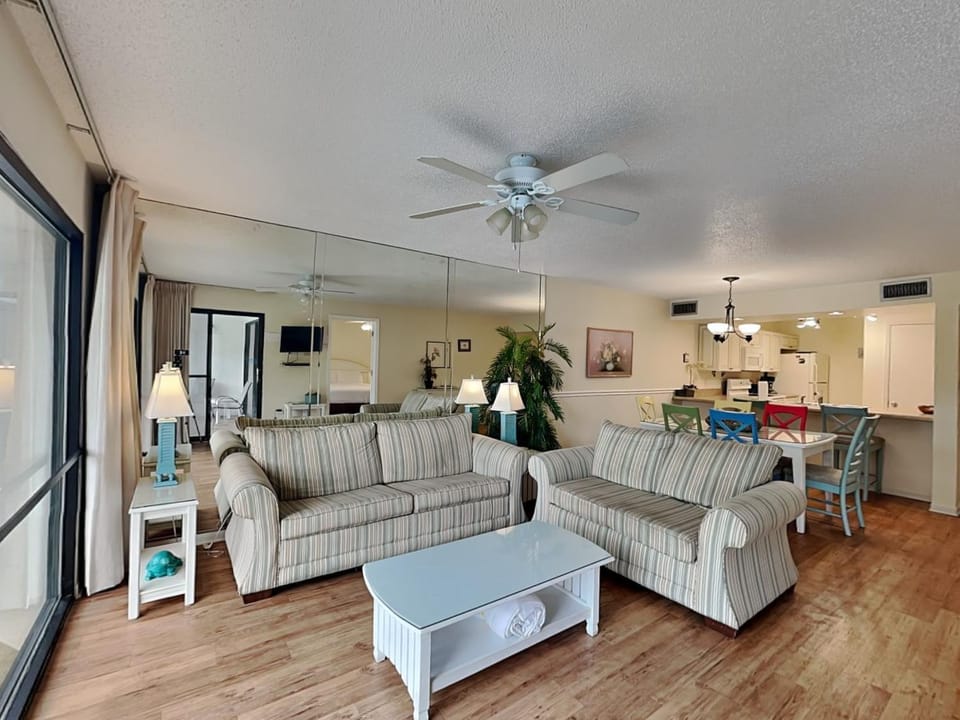 TV and multimedia, Kitchen or kitchenette, Living room, Seating area, Dining area, furniture