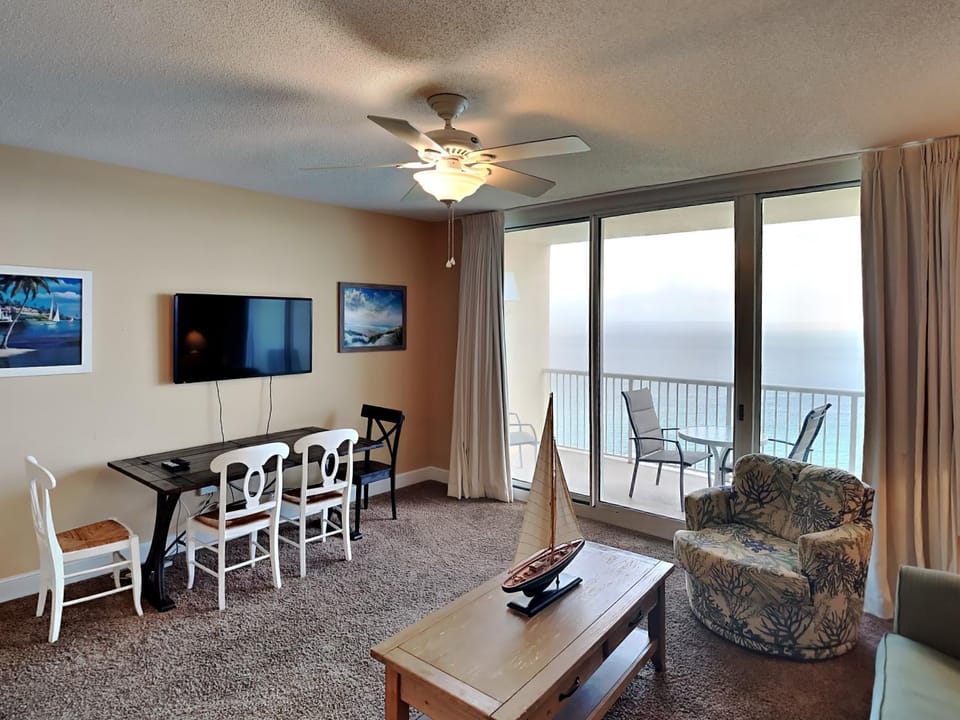 TV and multimedia, Balcony/Terrace, Living room, Seating area, Dining area, Sea view, furniture