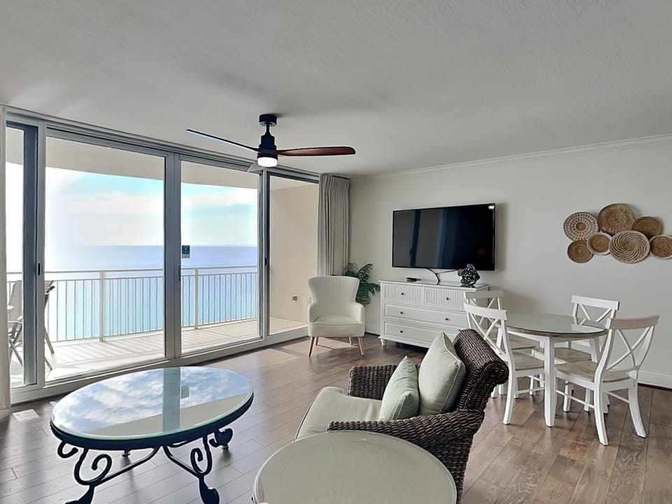 TV and multimedia, Balcony/Terrace, Living room, Seating area, Dining area, Sea view, furniture