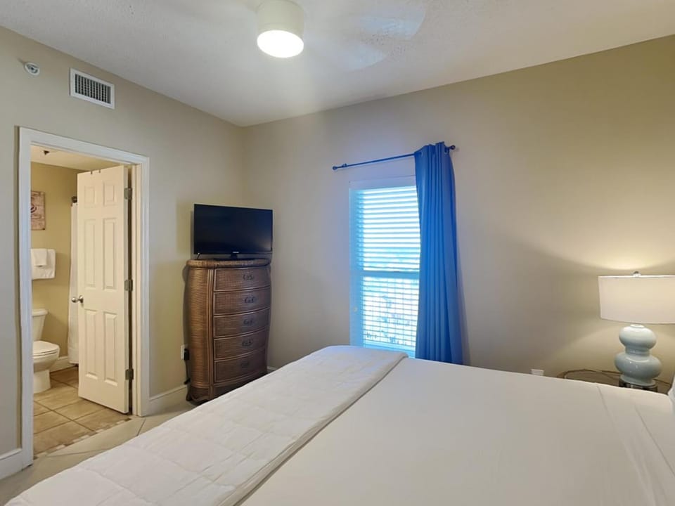 Toilet, Bed, Bathroom, TV and multimedia, Bedroom, wardrobe, air conditioner