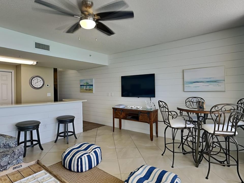 TV and multimedia, Living room, Seating area, Dining area, furniture, air conditioner