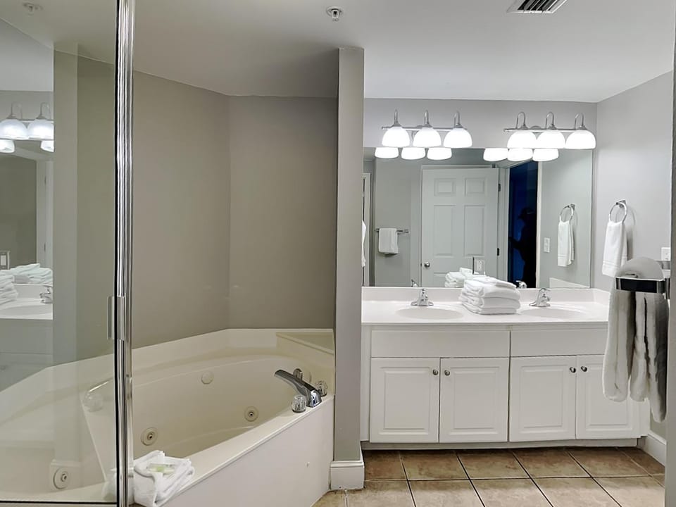 Hot Tub, Bathroom, Bath, towels