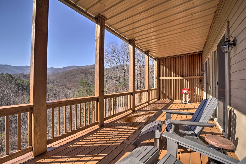 Beautiful Whittier Condo w/ Deck + Mtn Views! House in Swain County