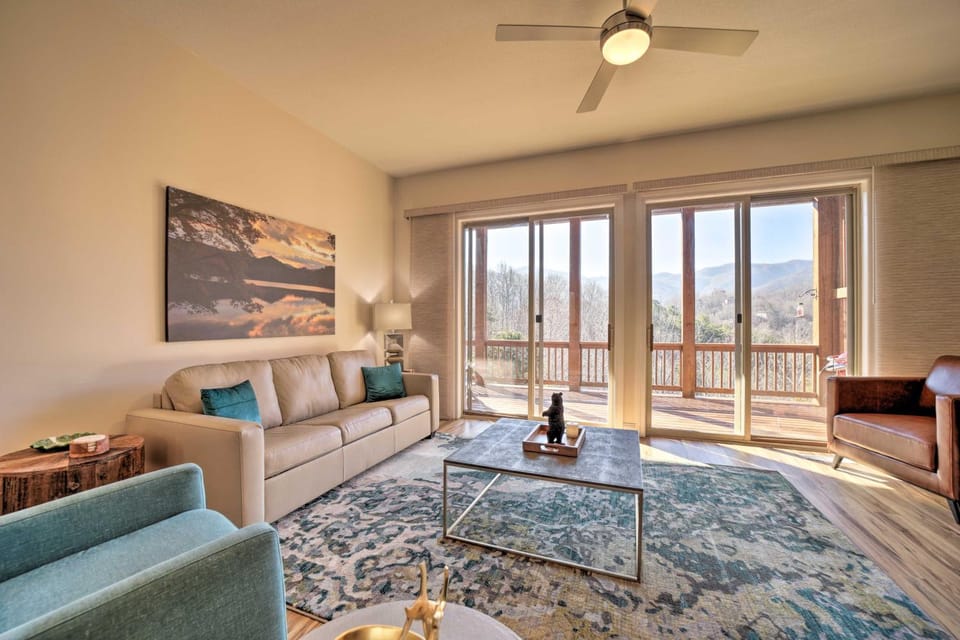 Beautiful Whittier Condo w/ Deck + Mtn Views! House in Swain County