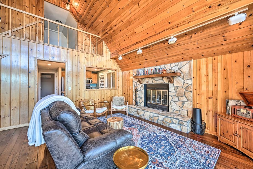 Spacious Franklin Cabin w/ Mountain Views! Cabin in Tennessee