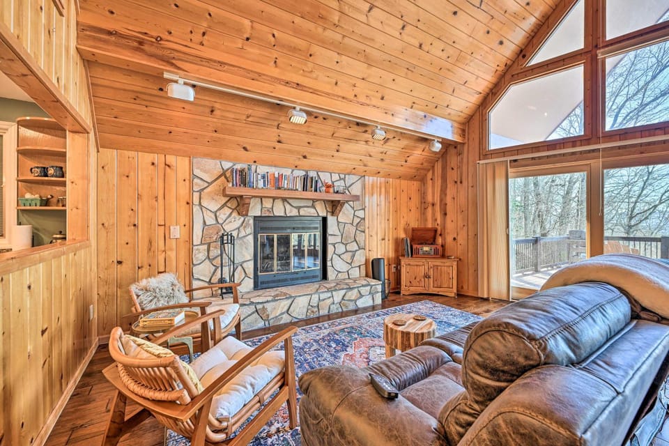 Spacious Franklin Cabin w/ Mountain Views! Cabin in Tennessee