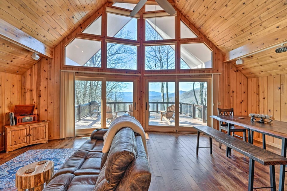 Spacious Franklin Cabin w/ Mountain Views! Cabin in Tennessee