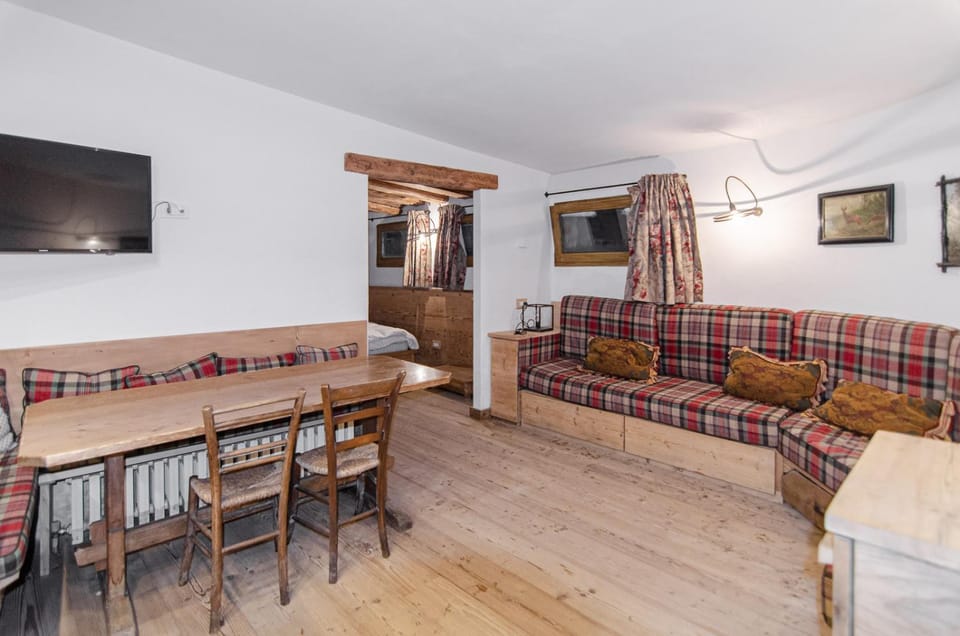 Communal lounge/ TV room, Living room