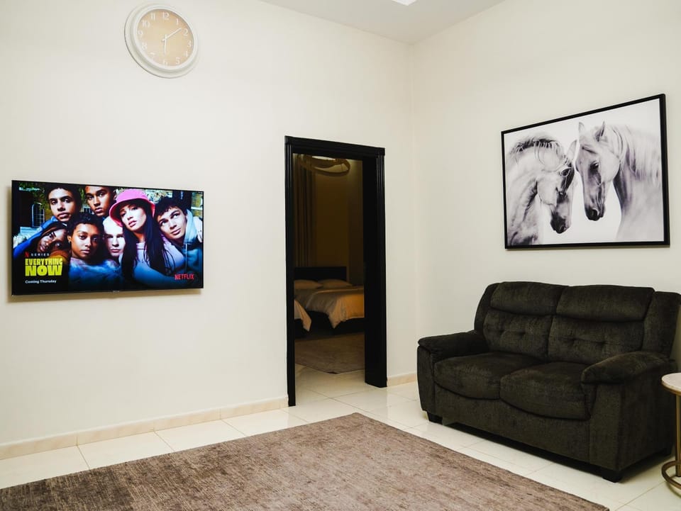 Communal lounge/ TV room, TV and multimedia, Living room, Seating area, Evening entertainment