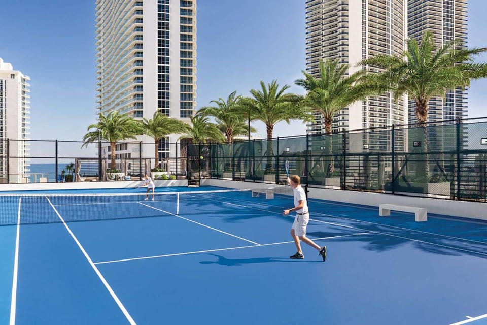 2-Bedroom Diamond In The Sky With Free Parking House in Hollywood Beach