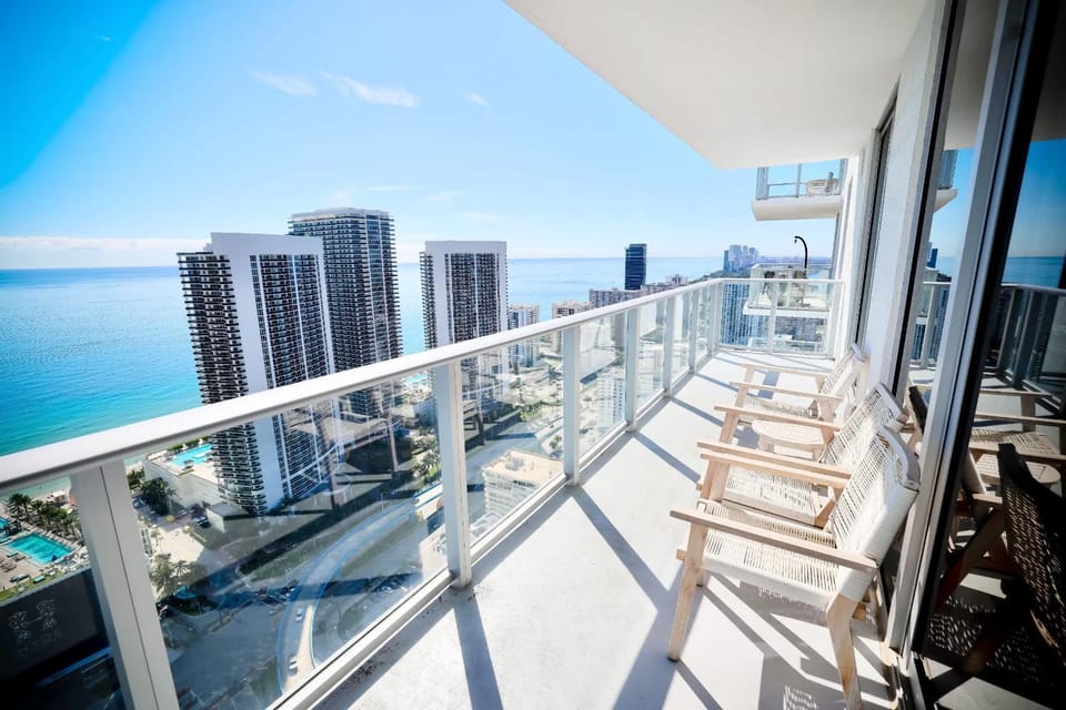 2-Bedroom Diamond In The Sky With Free Parking House in Hollywood Beach