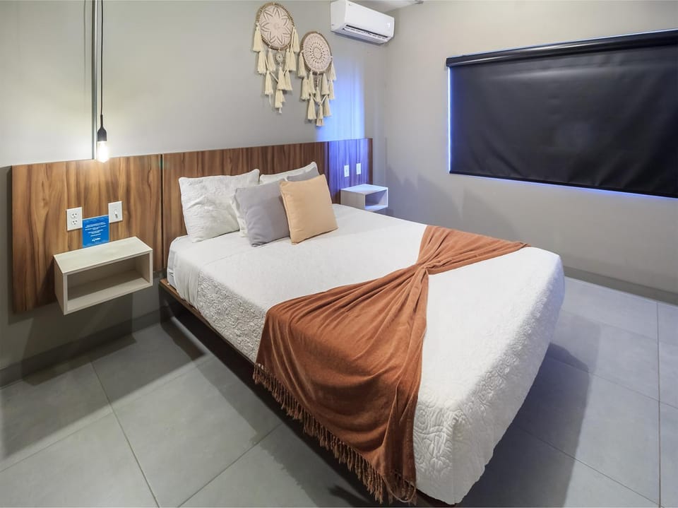 Bed, TV and multimedia, Photo of the whole room, Bedroom, towels, air conditioner